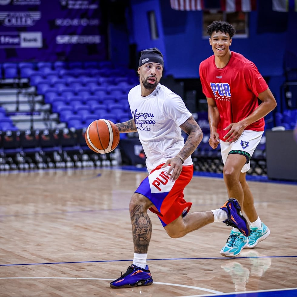 José Alvarado participó en una práctica rumbo a la tercera ventana clasificatoria a la Copa del Mundo FIBA 2027. Enrique Freeman lp acompaña en la foto.