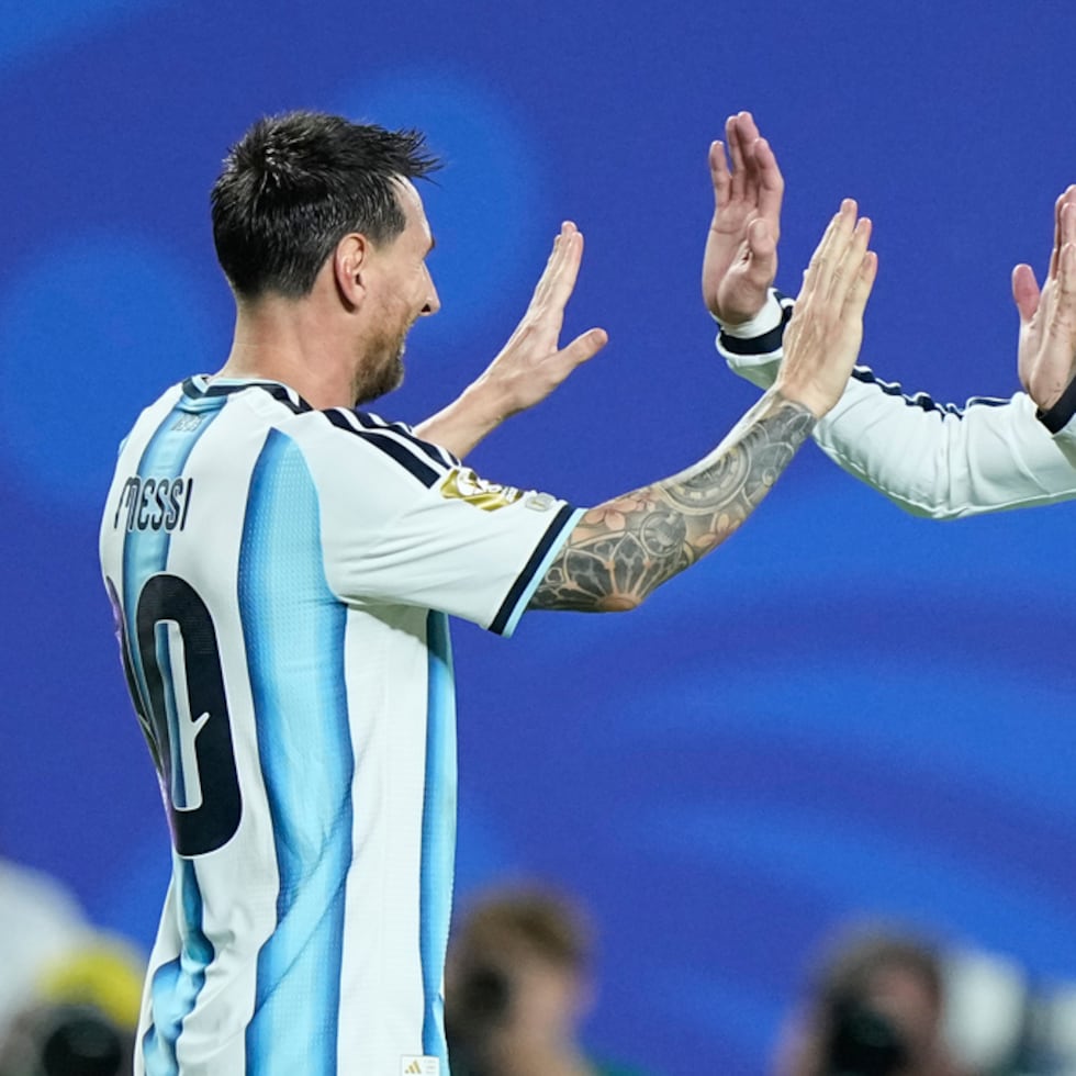 Lionel Messi, a la izquierda, festeja un gol con Rodrigo de Paul.