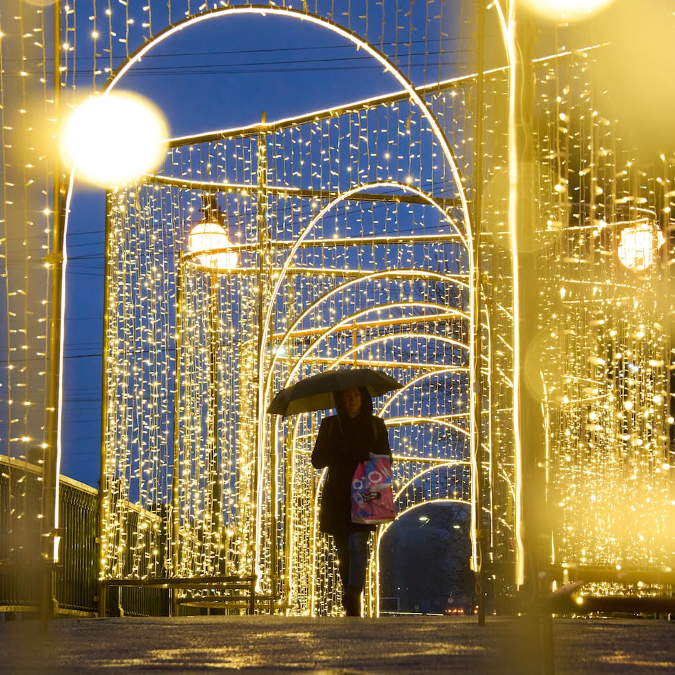 En Rusia, el espíritu de las fiestas se enciende con luces y decoraciones.