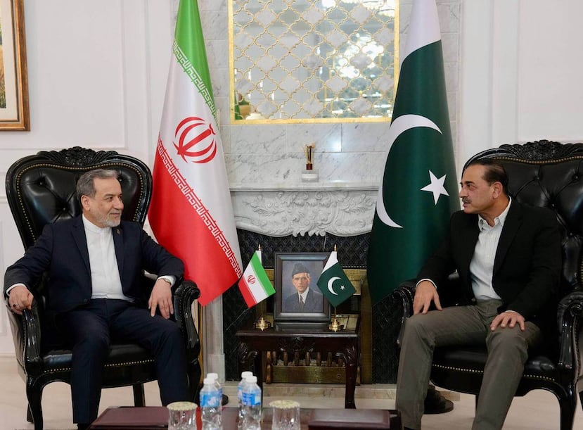 El ministro de Asuntos Exteriores iraní, Abbas Araghchi (izquierda), se reúne con el jefe del ejército paquistaní, el mariscal de campo Asim Munir, en Islamabad, Pakistán, el sábado 25 de abril de 2026. (Ministerio de Asuntos Exteriores iraní vía AP)