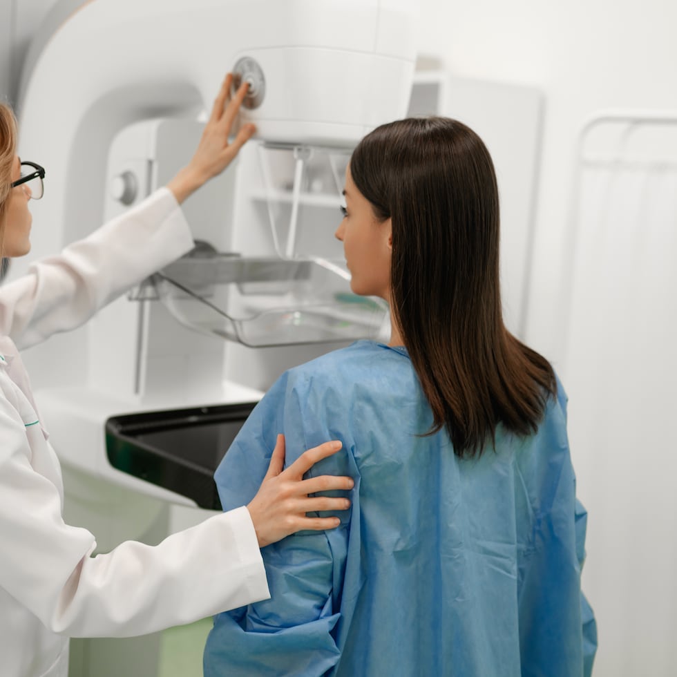 En pacientes de 40 años o más, las mujeres deben practicarse la mamografía, utilizada como la principal herramienta de detección temprana del cáncer de mama.