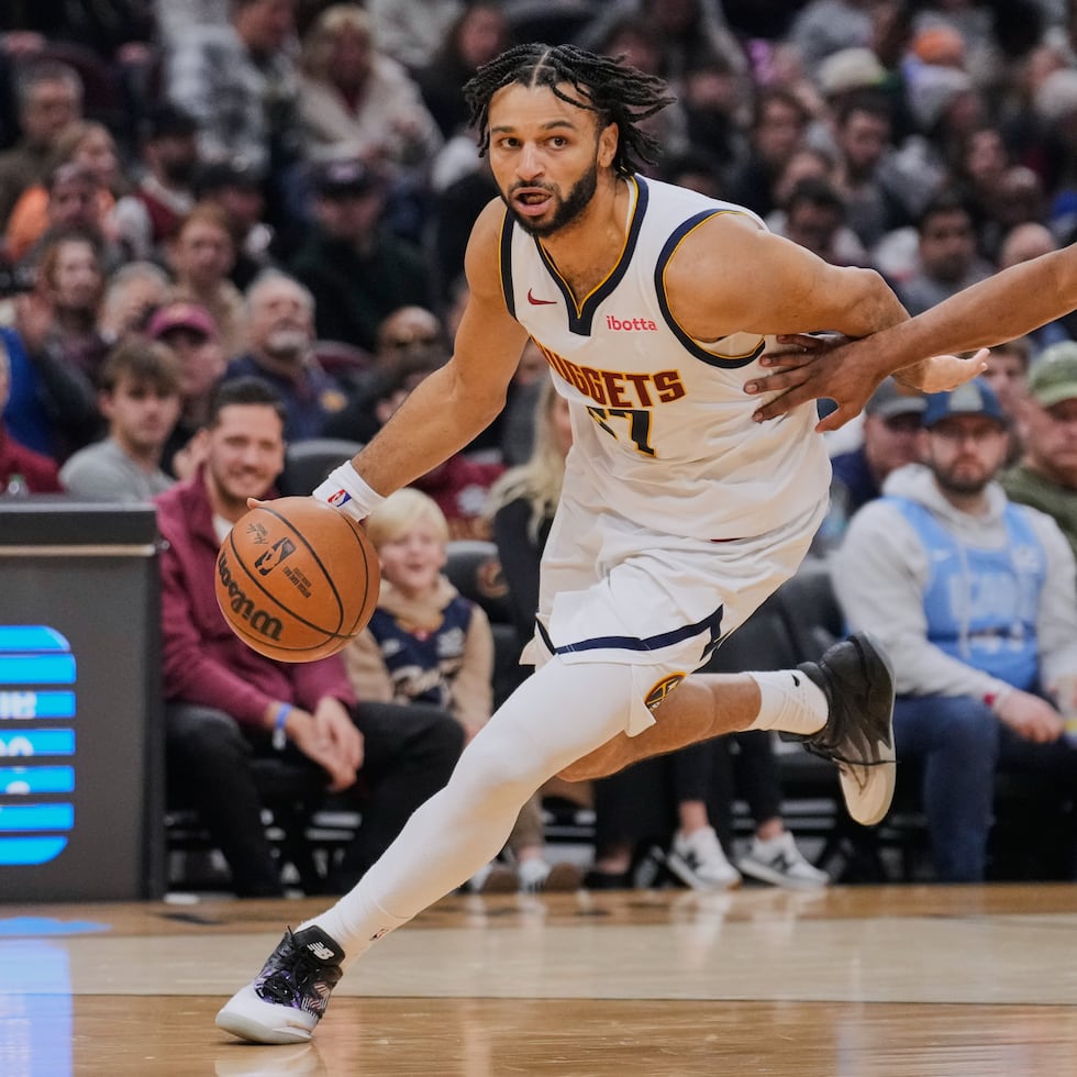 Jamal Murray, con la bola, anotó 34 puntos con siete asistencias en la derrota de Denver ante Cleveland el viernes.