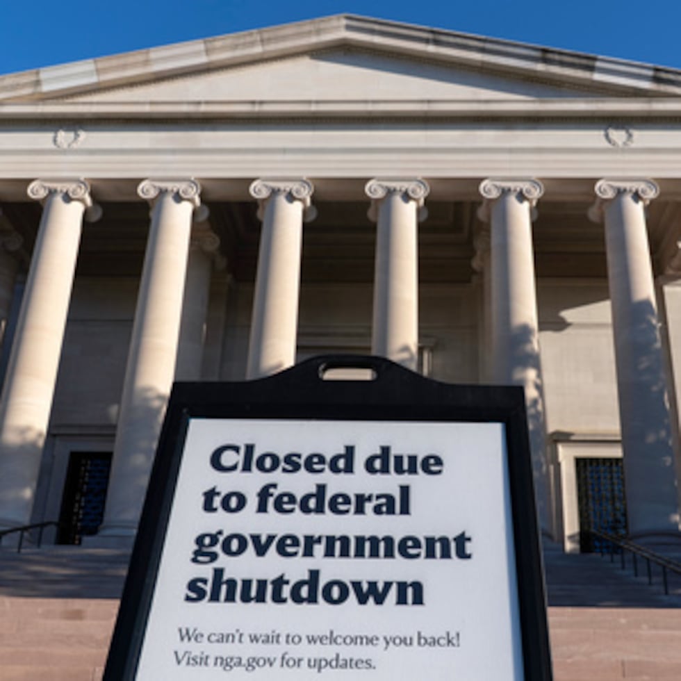 Miles de millones de dólares en fondos federales para la reconstrucción siguen atrapados en esa maraña administrativa que está cerrada, escribe Eduardo Bhatia.