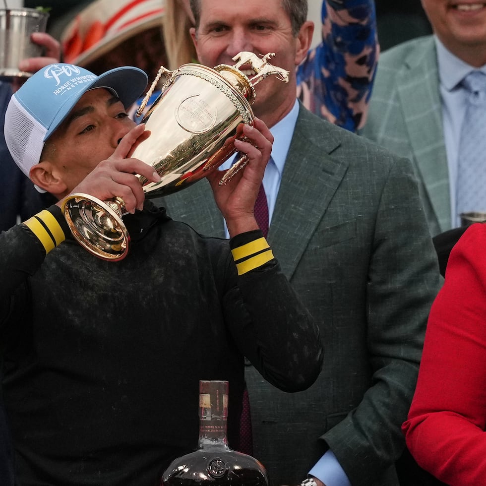 José Luis Ortiz besa el trofeo luego de ganar la carrera en el Hipódromo Churchill Downs.
