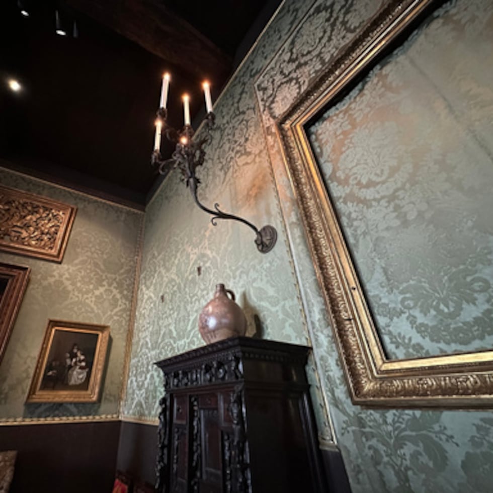 Un marco vacío cuelga de las paredes verdes estampadas de la Sala Holandesa del Museo Isabella Stewart Gardner, donde se robaron obras de arte en un atraco en 1990, el 9 de abril de 2026, en Boston. (AP Photo/Leah Willingham)