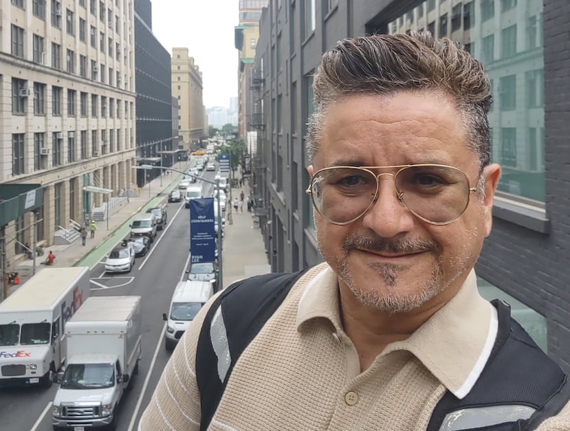 Celestino "Junior" Ortiz trabajó por 30 años como locutor de radio antes de comenzar una exitosa carrera en el arte.