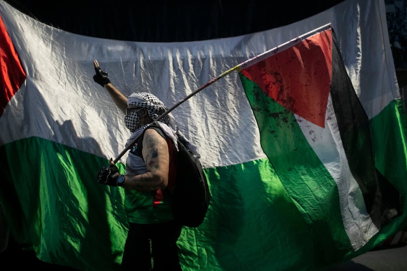 Un hombre sostiene una bandera palestina durante una manifestación en solidaridad con la Flotilla Global Sumud, de ayuda humanitaria para Gaza, el miércoles 2 de octubre de 2025, en Río de Janeiro. (AP Foto/Bruna Prado)