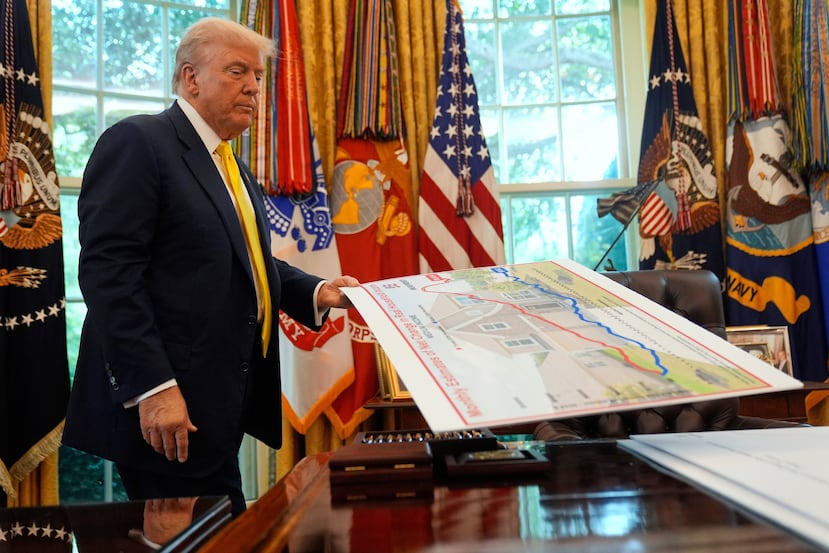 ARCHIVO - El presidente Donald Trump sostiene un gráfico mientras habla sobre la economía en el Despacho Oval de la Casa Blanca, el 7 de agosto de 2025, en Washington. (Foto AP/Mark Schiefelbein, Archivo)