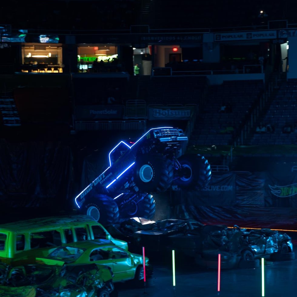 Los amantes de los camiones gigantes gozaron al ver las acrobacias de estos vehículos de motor.