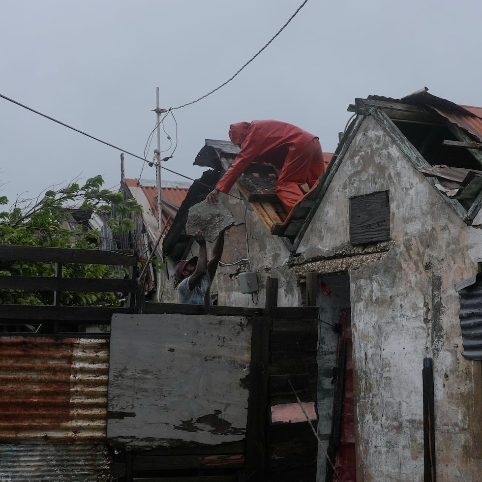 Grupos sin fines de lucro le dijeron a The Associated Press que el efectivo es la mejor manera de ayudar.