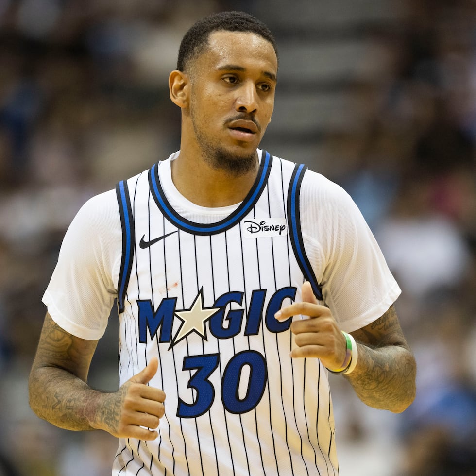 Alex Morales jugó la pretemporada de la NBA con el Magic de Orlando.
