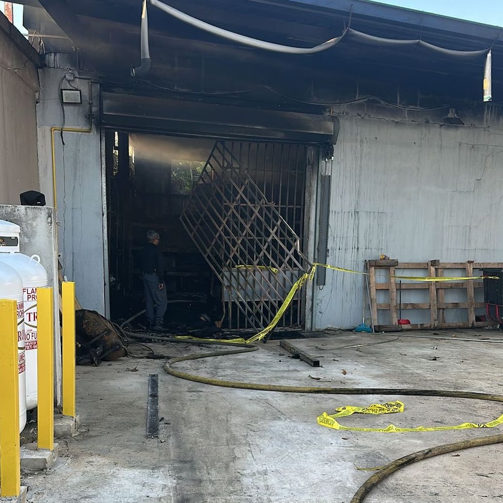 El incendio quemó completamente una lavandería en Levittwon, Toa Baja.