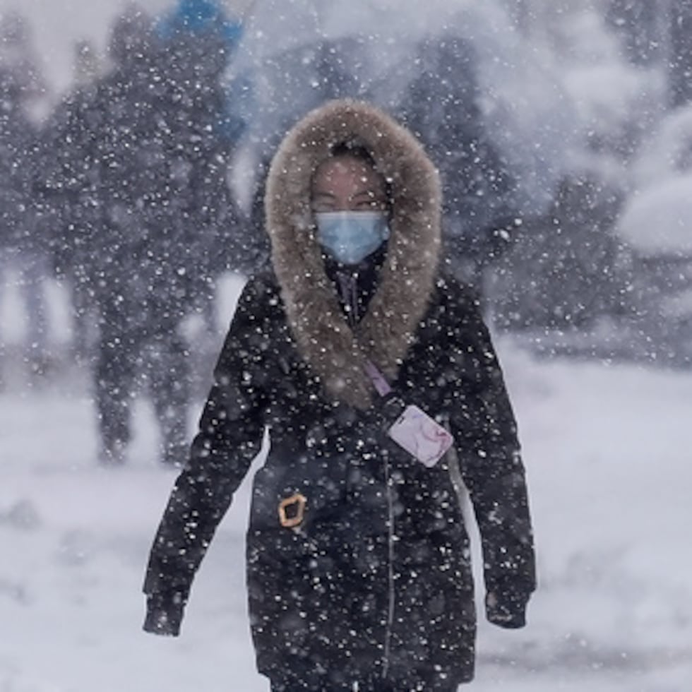 Una peatona camina por la calle 42 cerca del parque Bryant durante una tormenta invernal el lunes 23 de febrero de 2026, en Nueva York. (AP Foto/Seth Wenig)