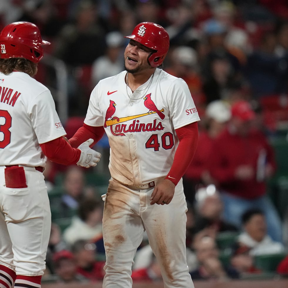 Willson Contreras, a la derecha, bateó 20 jonrones con 80 impulsadas en 2025.