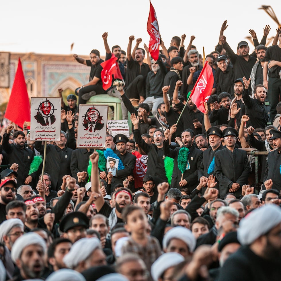 En esta fotografía difundida por la oficina del líder supremo de Irán, los dolientes corean consignas y alzan los puños durante la ceremonia fúnebre del ayatolá Alí Jamenei, el difunto líder supremo.