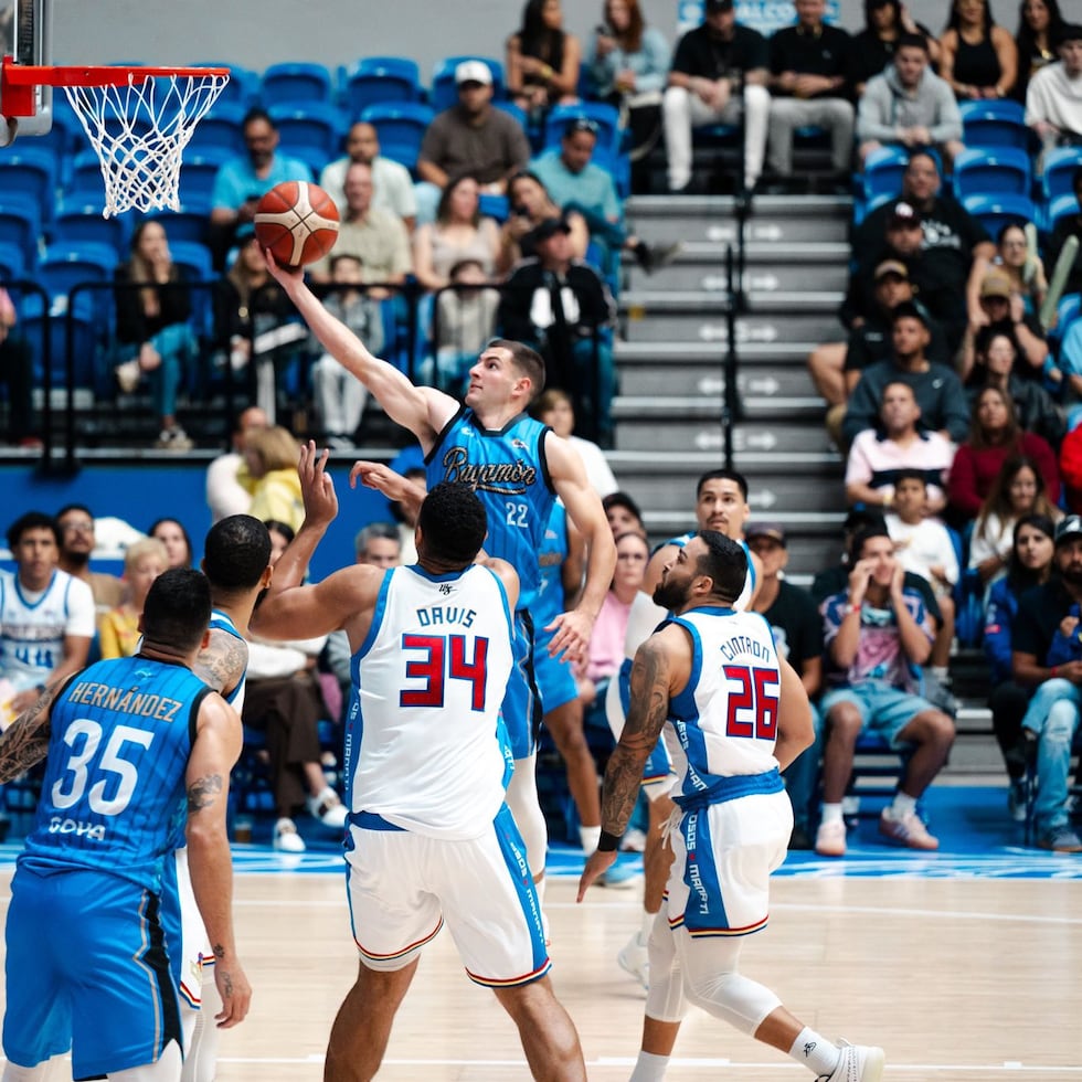 Javier Ezquerra, de los Vaqueros de Bayamón, se apresta a anotar una güira contra los Osos de Manatí.