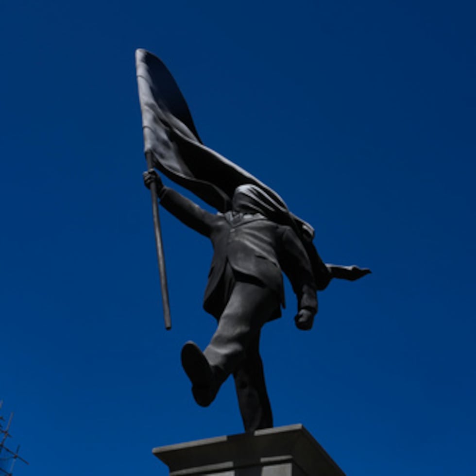 Una estatua de un hombre que sostiene una bandera cubriéndose la cara, y firmada 'Banksy', que ha aparecido en Waterloo Place en Londres.
