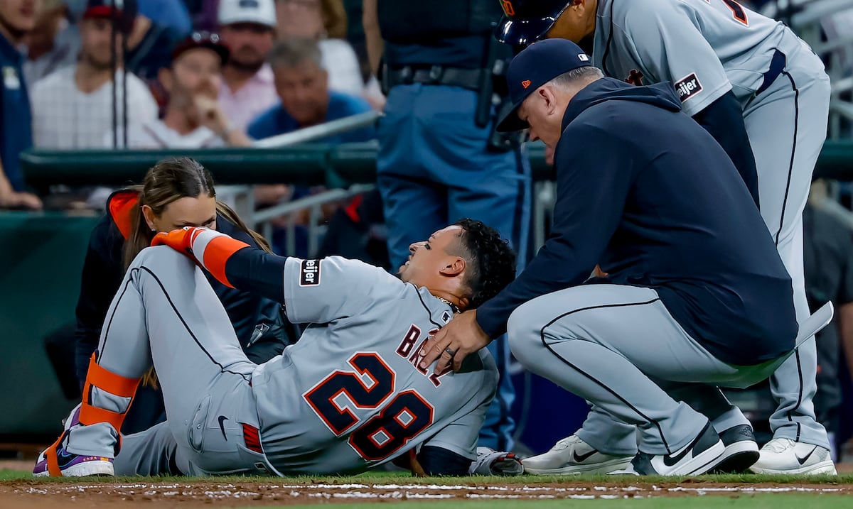 Javier Báez sufre lesión en una pierna y sale de juego con los Tigers