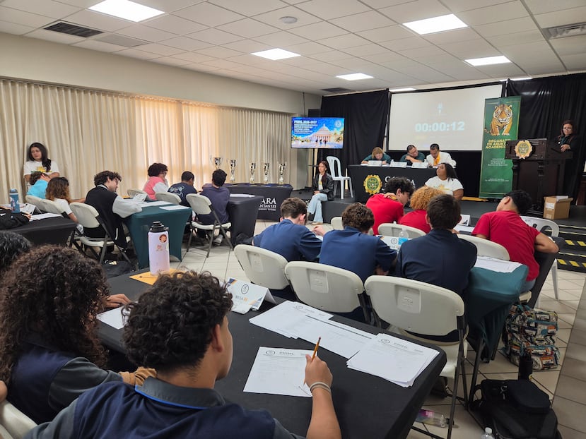 Divididos en sendos equipos de tres estudiantes por escuela, 90 estudiantes completaron diez rondas. En cada ronda de la Primera Competencia de Matemáticas del año 2026-27 de la Puerto Rico Interscholastic Mathematics League, cada equipo tenía cinco minutos para resolver un ejercicio.