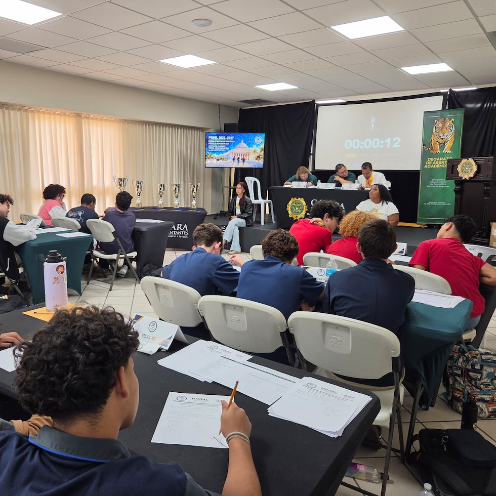 Divididos en sendos equipos de tres estudiantes por escuela, 90 estudiantes completaron diez rondas. En cada ronda de la Primera Competencia de Matemáticas del año 2026-27 de la Puerto Rico Interscholastic Mathematics League, cada equipo tenía cinco minutos para resolver un ejercicio.