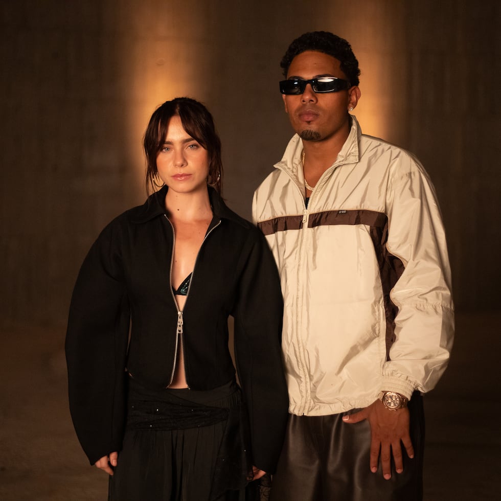 La actriz Clara Galle, junto a Myke Towers.