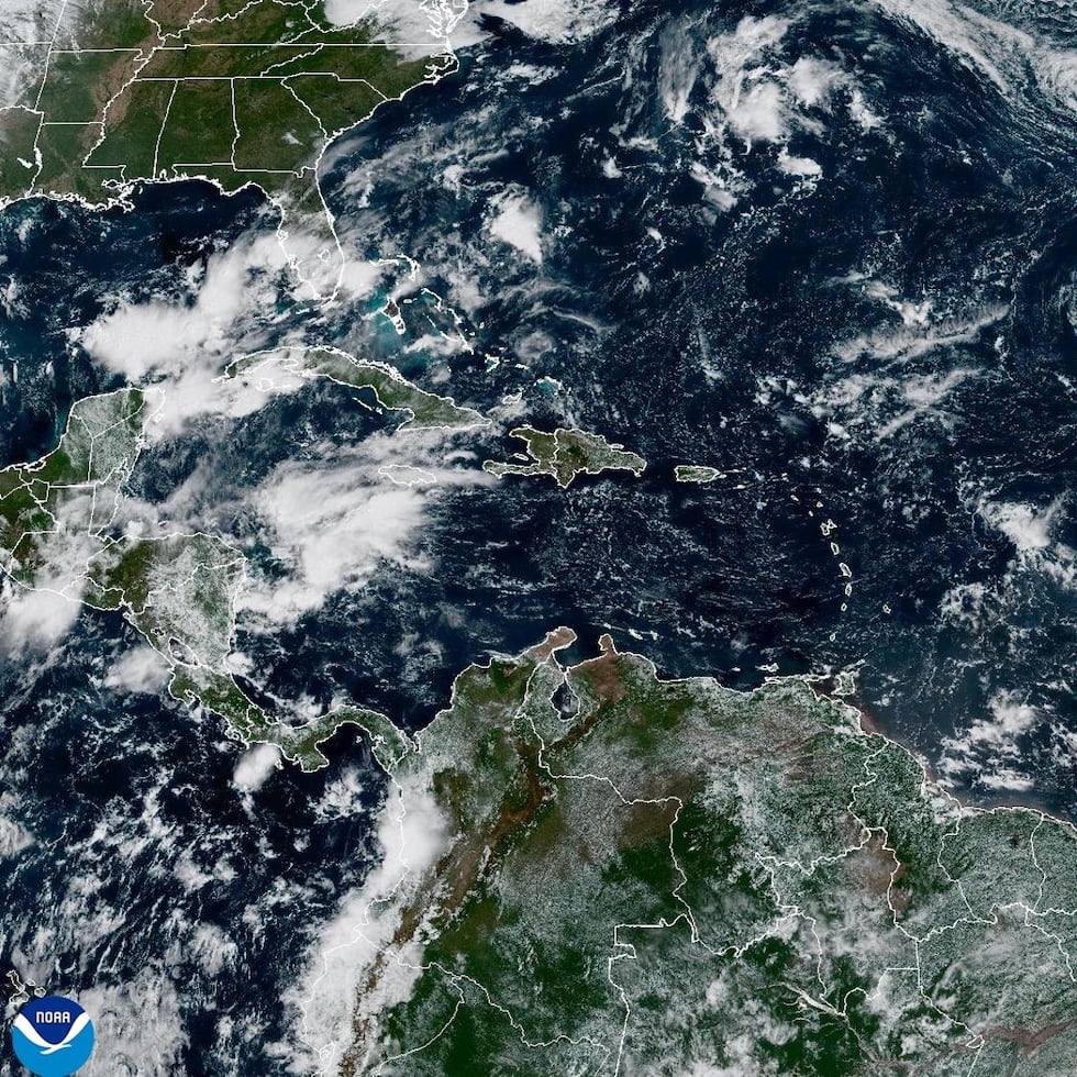 Fotografía satelital cedida por la Oficina Nacional de Administración Oceánica y Atmosférica (NOAA) a través del Centro Nacional de Huracanes (NHC) estadounidense que muestra la localización de la tormentas Hanna y Fay que avanzan por el Atlántico central sin representar por ahora una amenaza para tierra.