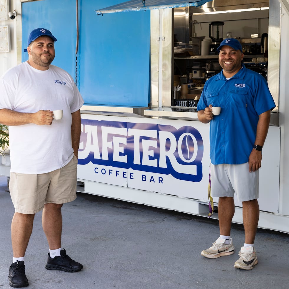 Los hermanos Alexander y Christian Santiago, propietarios de Cafetero Coffee Bar.