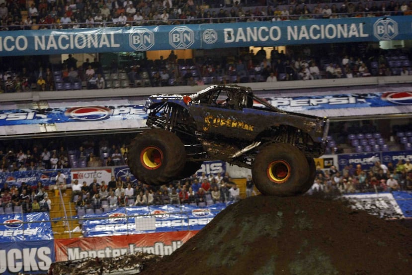 Con motores de 1,500 a 2,000 caballos de fuerza y dimensiones que superan los 13 pies de alto, seis de estos potentes y ruidosos vehículos se desplazarán en la arena del coliseo en dos tipos de exhibiciones.