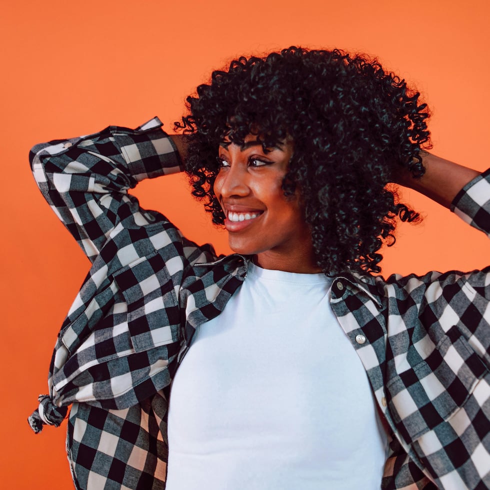 Diseñadores como Bottega Veneta y Maison Margiela reinterpretan la camisa de cuadros en pasarelas recientes. (Foto cedida por Studio Amaro)