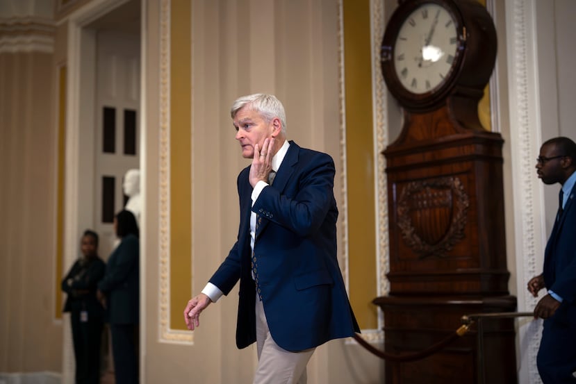 El senador Bill Cassidy, republicano por Luisiana, sale de una reunión a puerta cerrada con el presidente Donald Trump y senadores republicanos en el Capitolio en Washington D. C.