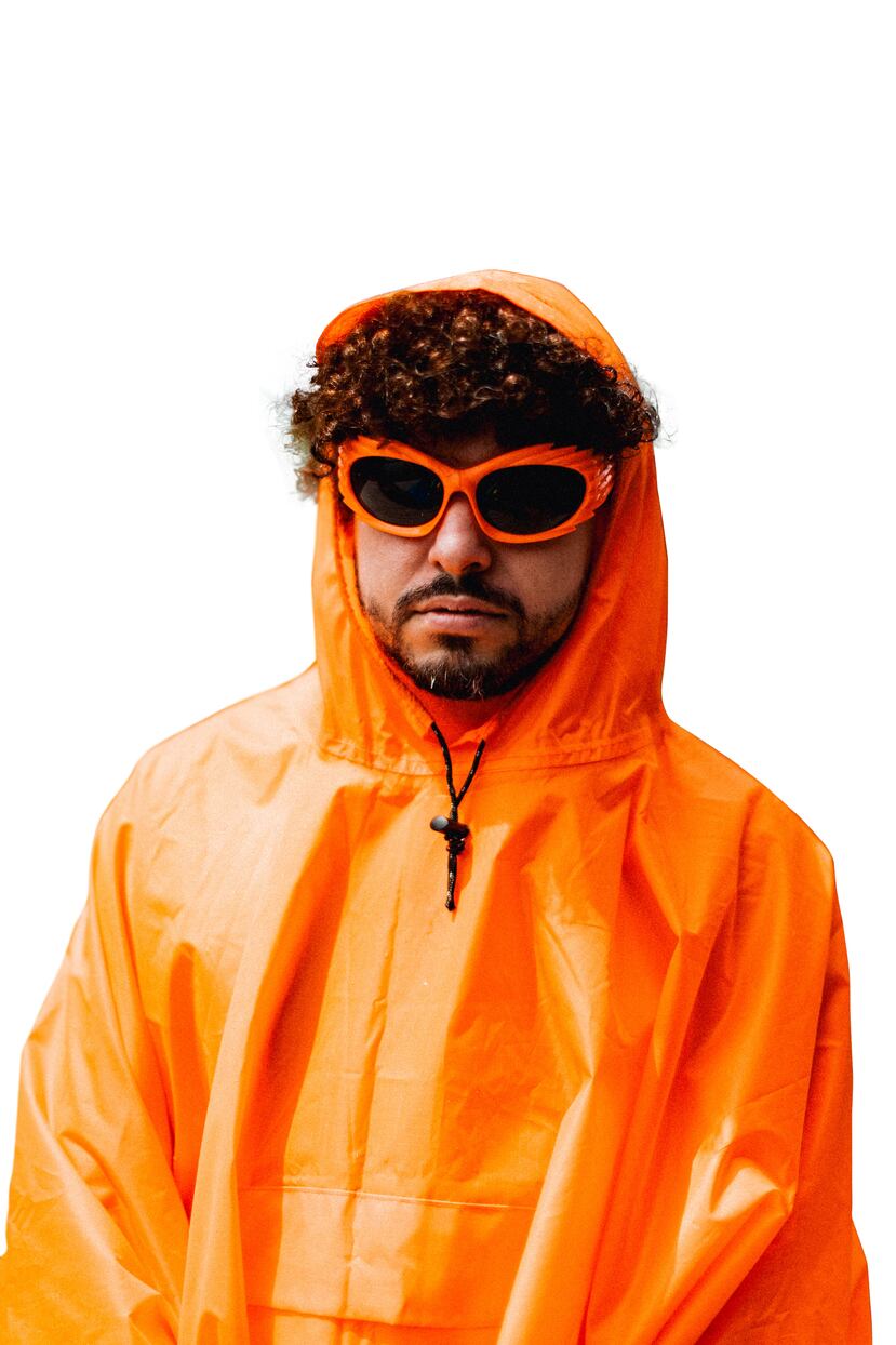 PJ Sin Suela: “En fin, aprendí que toda época tiene su encanto, con sus altibajos, pero que no se puede ofrecer amor pleno sin amar lo nuestro primero. Mi nuevo disco “Toda Época tiene su encanto” se teje de manera cronológica a través de distintas épocas del amor. Empezando por la inocencia inicial, exquisita pero efímera a desilusiones, experimentos y enseñanzas”.