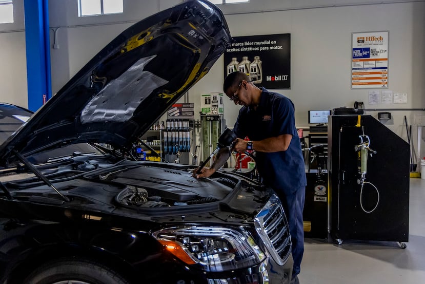 Ofrece el servicio de cambio de aceite y filtro, uno de los beneficios que ofrece la cadena a través de Quick Lube.