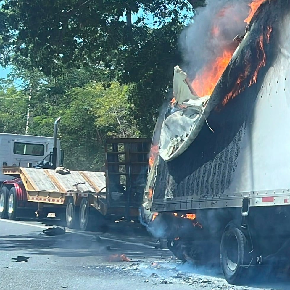 Así luce el camión incendiado en medio de la vía.