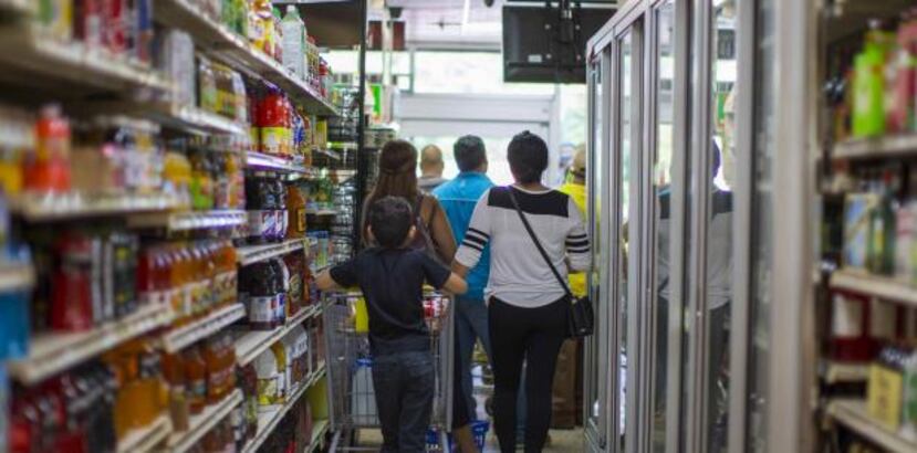 El primer lugar que visitó el consumidor para hacer sus compras fue el supermercado, seguido por las gasolineras, farmacias, panaderías y tiendas de membresía. (archivo)