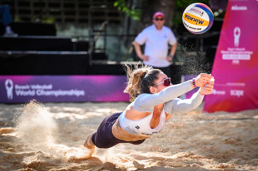 Allanis Navas, de Puerto Rico, defiende a cuerpo extendido este tiro durante un juego correspondiente a la ronda de 32 equipos en el Mundial Australia 2025.