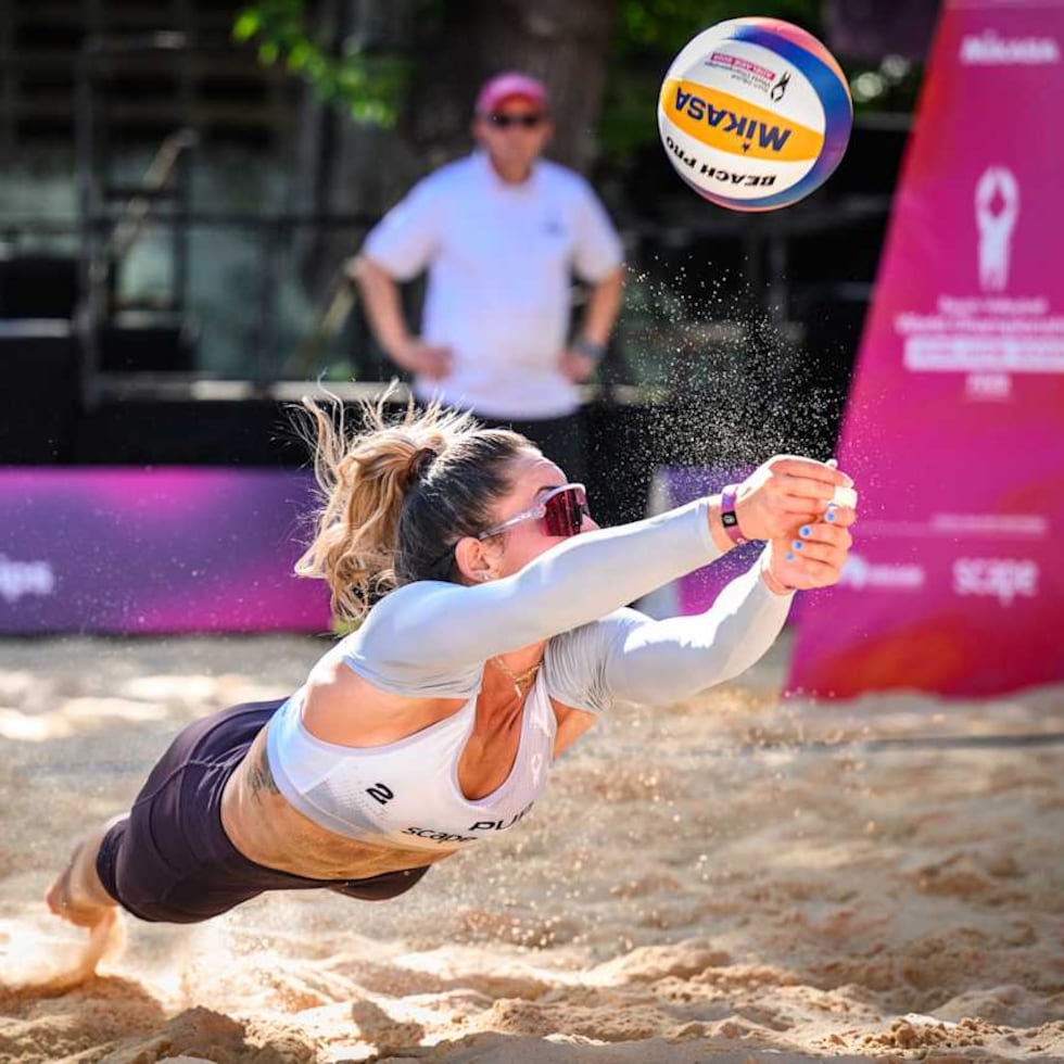 Allanis Navas, de Puerto Rico, defiende a cuerpo extendido este tiro durante el juego de este martes, correspondiente a la ronda de la 32 equipos en el Mundial Australia 2025.