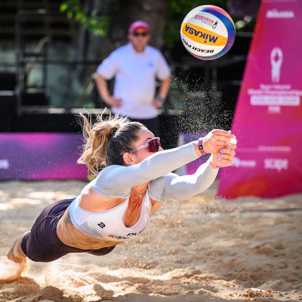 Allanis Navas, de Puerto Rico, realiza una defensa a cuerpo extendido durante el partido en el que, junto a María González, vio llegar a su fin la racha de victorias que ambas iniciaron en San Salvador 2023, donde conquistaron la medalla de oro de manera invicta.