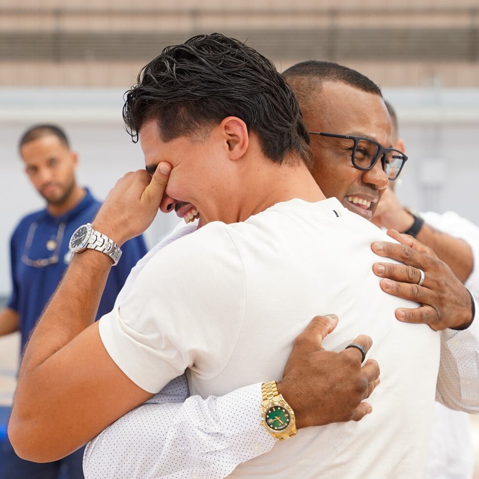 Xander Zayas intenta contener las lágrimas por la emoción al encontrarse con Tito Trinidad.
