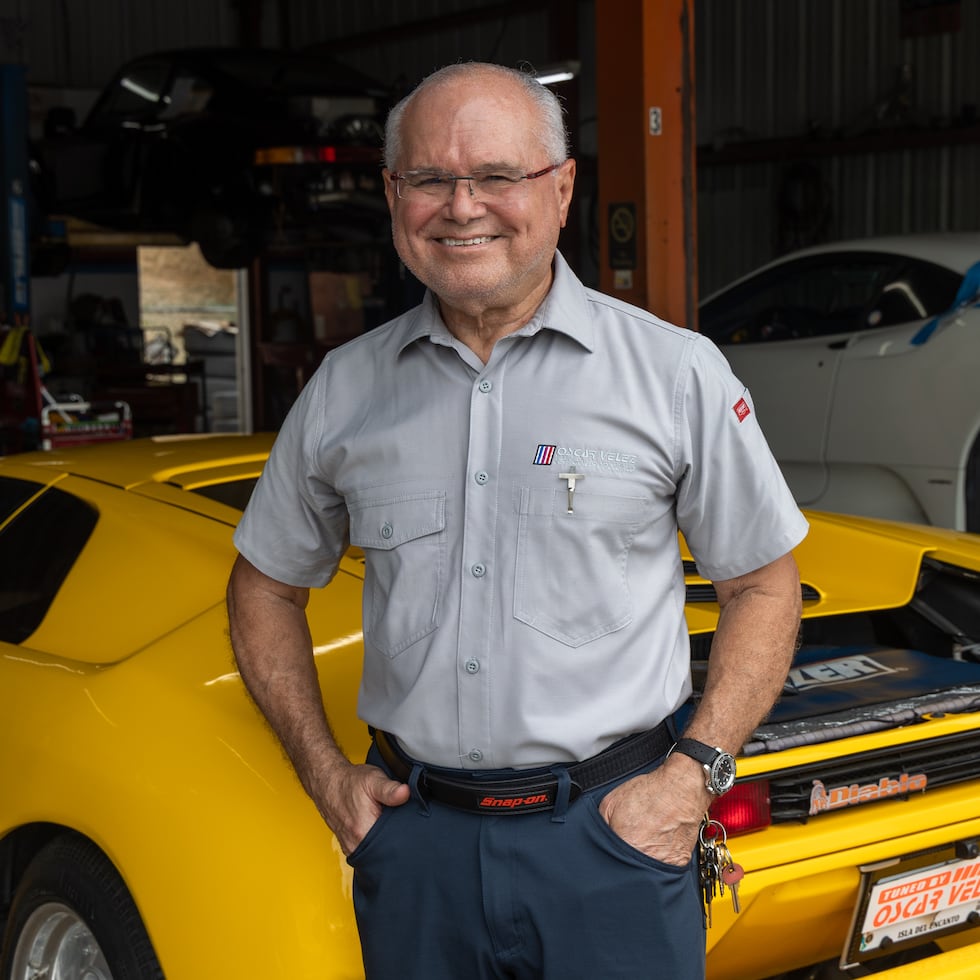 Oscar Vélez Candelario (in the picture) started his business with the help of his father, Luis Vélez, who also worked in the automotive industry in the 1960s.
