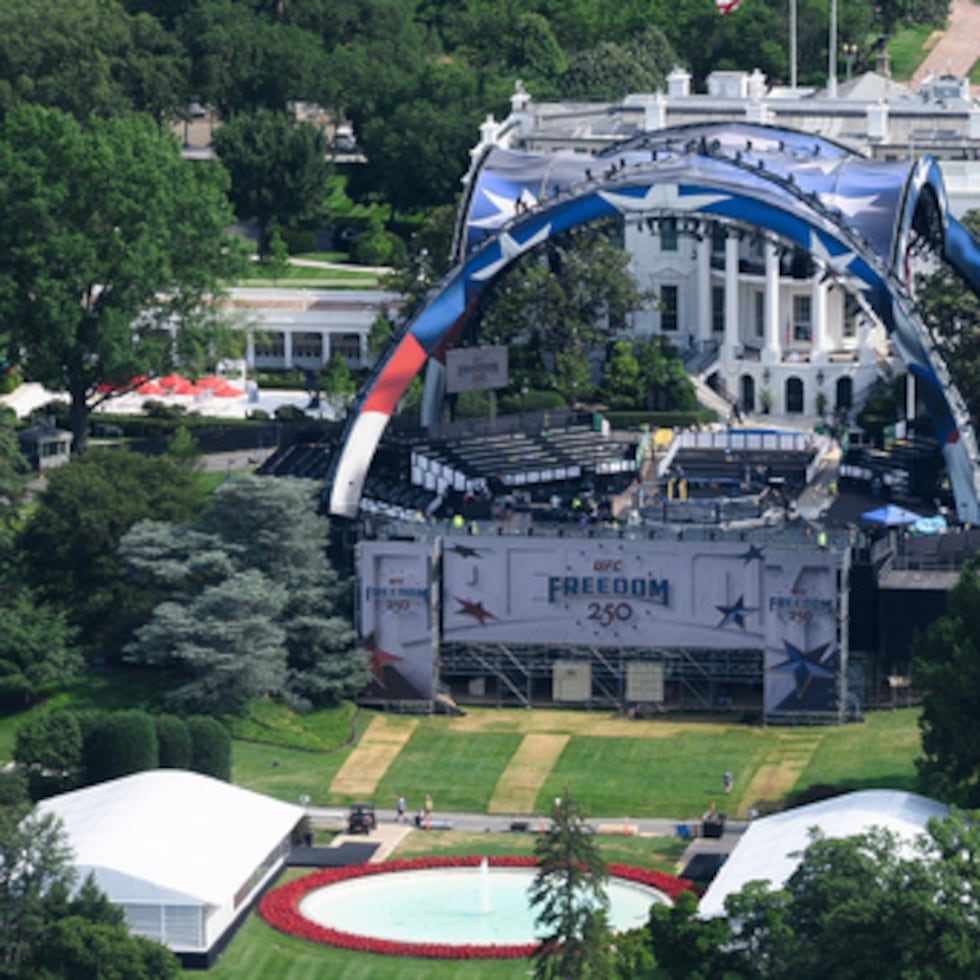 Los trabajadores siguen montando el escenario para una futura pelea de la UFC en el Jardín Sur de la Casa Blanca, en Washington.