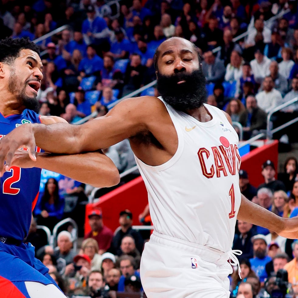 James Harden, base de los Cavaliers de Cleveland, despoja del balón a Tobias Harris, de los Pistons de Detroit, durante el quinto partido de las semifinales de la Conferencia Este.