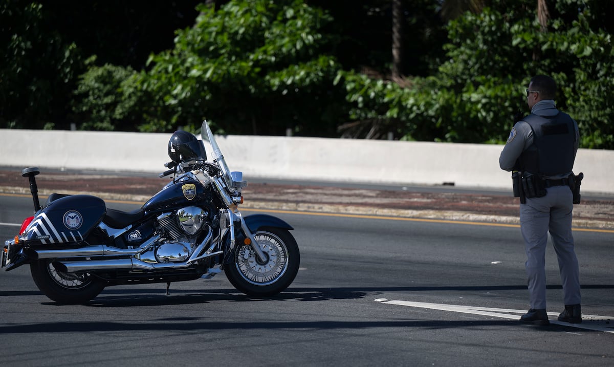 Muere motociclista tras chocar contra barrera de metal en Dorado