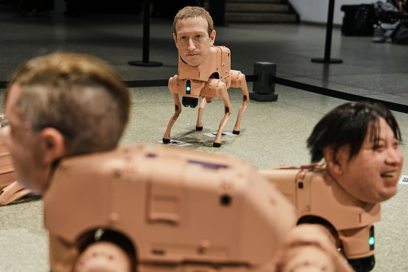 Robots con la cabeza de Mark Zuckerberg (al fondo).