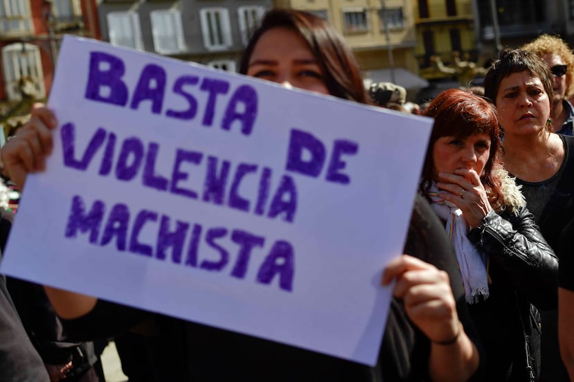“Basta de la violencia Machista”, lee un letrero que forma parte de la Protesta de Mujeres en Pamplona, España. (The Associated Press/ Álvaro Barrientos)