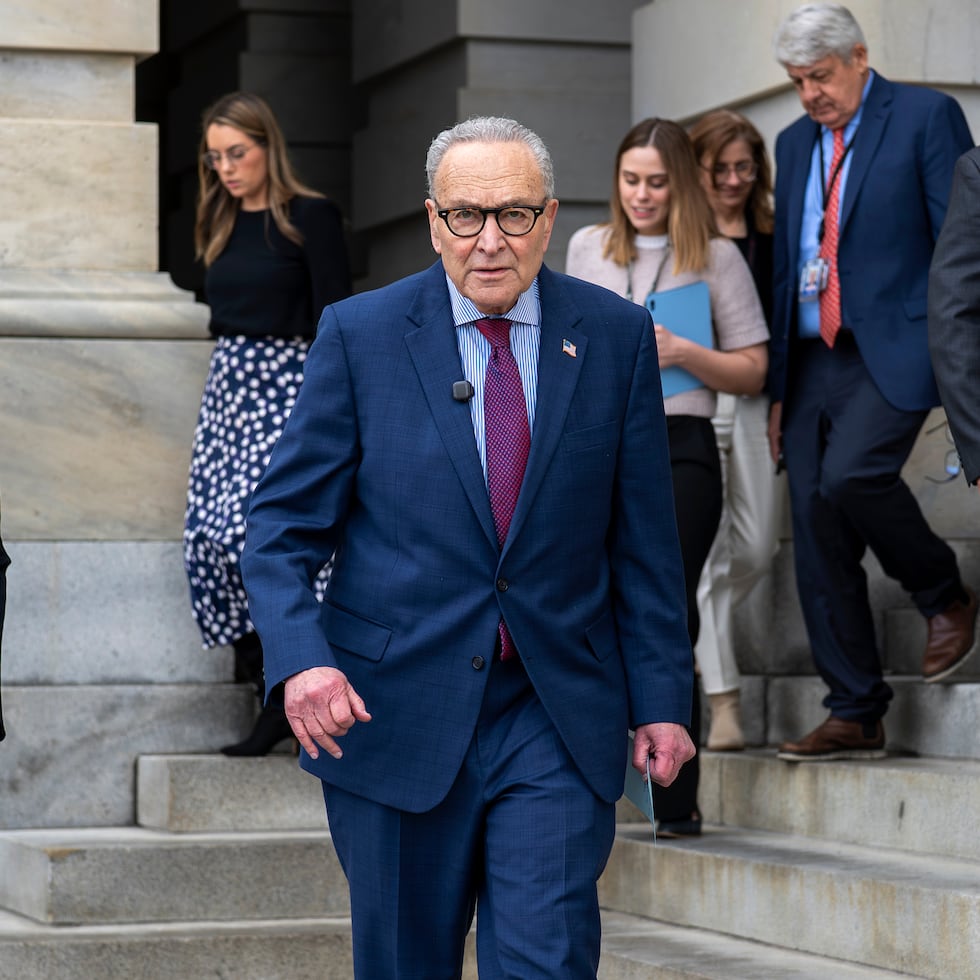 Como Schumer, otros legisladores de la oposición se han posicionado en contra de la operación: “Parece que estamos en camino de desplegar tropas estadounidenses sobre el terreno en Irán”, lamentó el senador Richard Blumenthal a la salida de una sesión informativa a puerta cerrada con el Gobierno sobre la ofensiva.