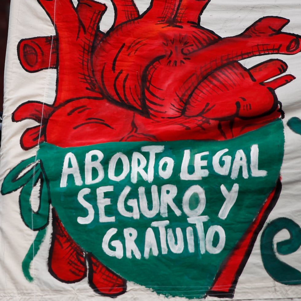 En Chile, el aborto es legal desde 2017 únicamente en tres causales: cuando existe riesgo para la vida de la madre, inviabilidad fetal o embarazo producto de una violación.