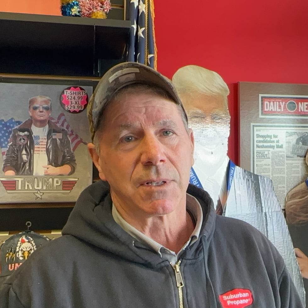 Paul Bonner, de 67 años, habla en la tienda Trump Store de Bensalem, Pensilvania, el lunes 5 de enero de 2026, mientras busca un cartel de Trump 2028. Al referirse a la incursión estadounidense que capturó al presidente de Venezuela, Bonner dijo que apoya a Trump "hasta ahora".