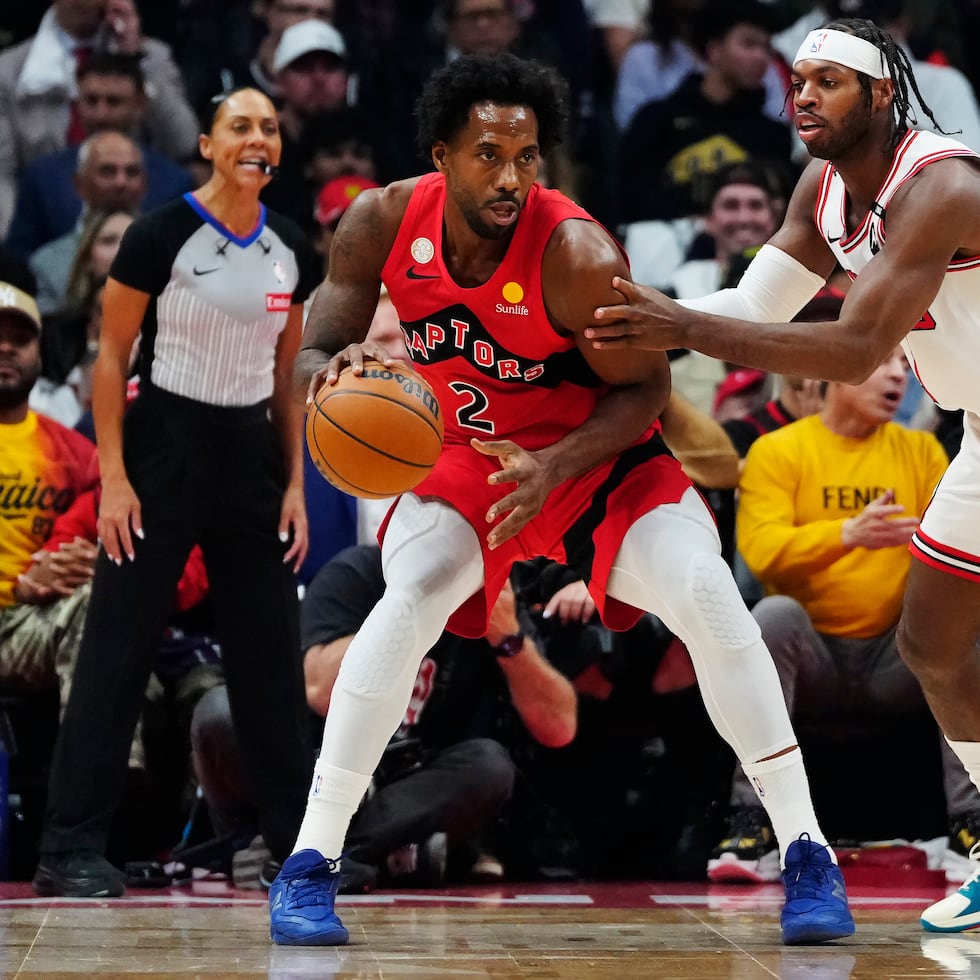 Kawhi Leonard, de los Raptors de Toronto, protege el balón de Buddy Hield, de los Bulls de Chicago.