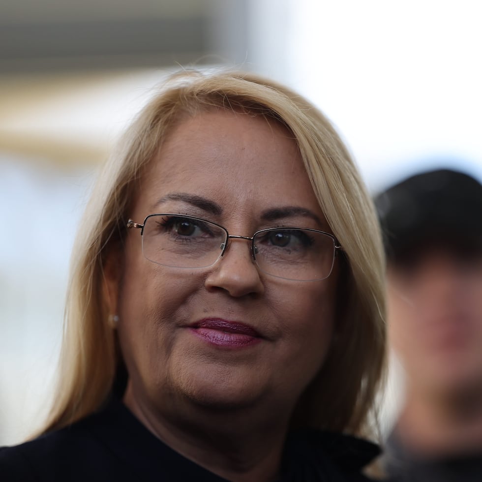Arriba, la exgobernadora convicta Wanda Vázquez Garced.