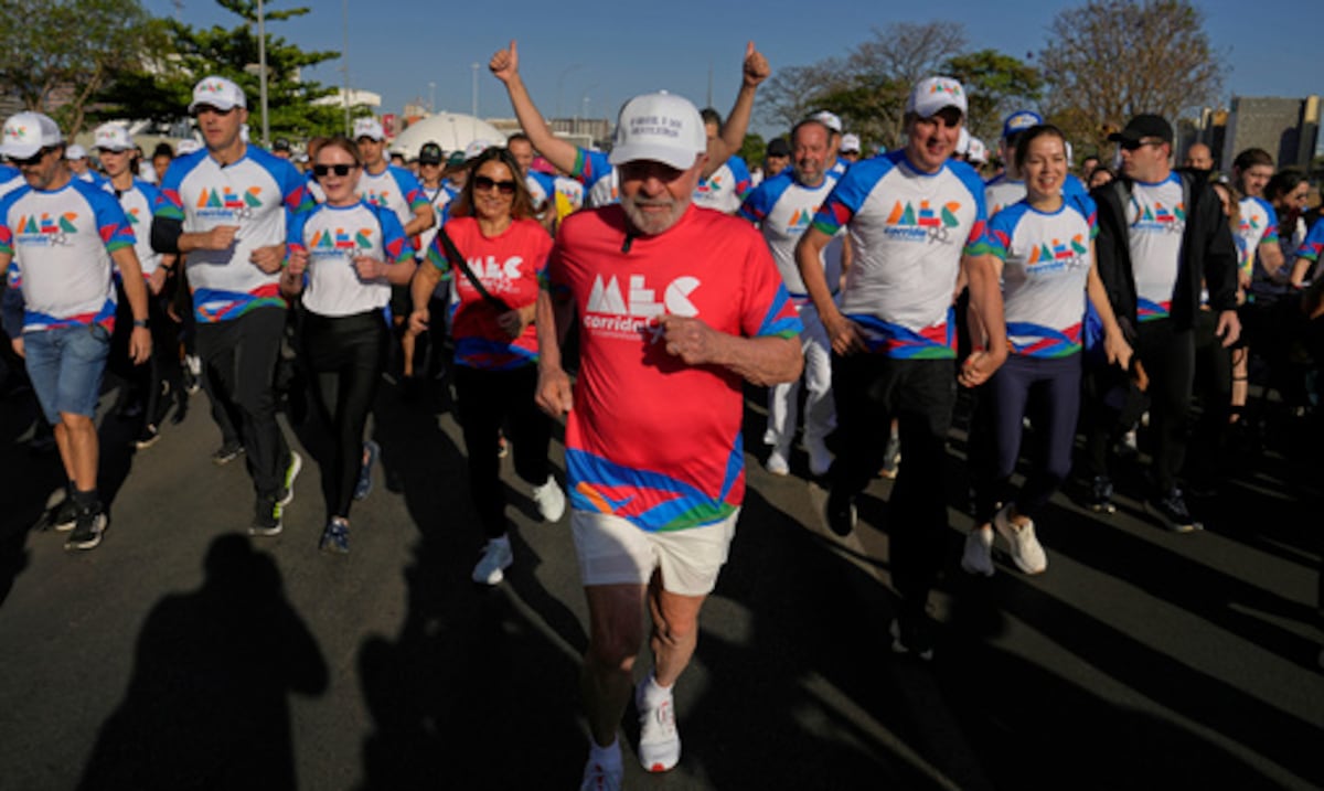 A sus 80 años: presidente de Brasil se sube a una caminadora para calmar dudas sobre su edad